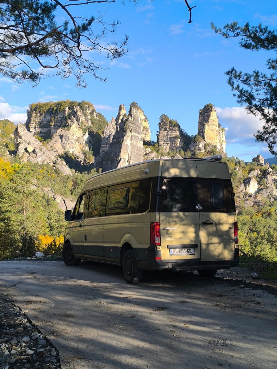 Camper en alquiler de RVrent.ge con montañas georgianas de fondo